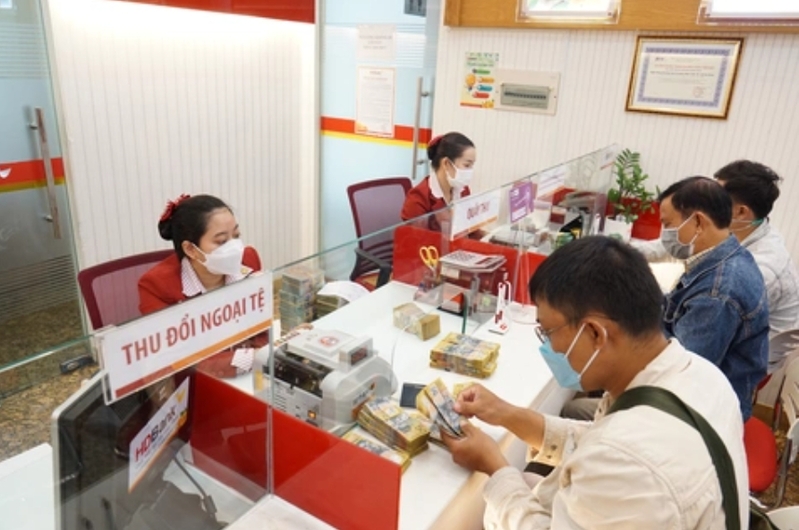 Người dùng nên đổi Yên Nhật tại ngân hàng, quầy thu đổi ngoại tệ được cấp phép hoặc dịch vụ chuyển tiền uy tín. 