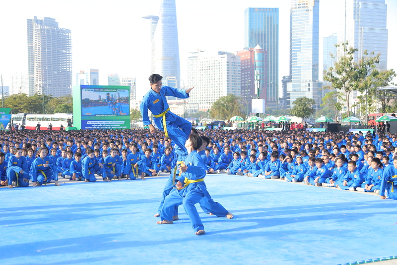 Người học võ cổ truyền thường bắt đầu từ tấn pháp, bộ pháp, thủ pháp, cước pháp rồi tiến tới quyền thuật và binh khí.