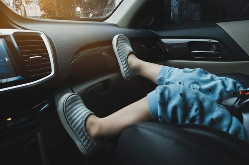Cho trẻ ngồi ghế trước hoặc ngồi trong lòng người lớn là thói quen nguy hiểm khi xe phanh gấp.