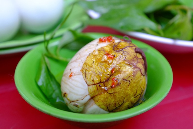 Hàm lượng protein và các vitamin dồi dào có trong một quả hột vịt lộn trung bình.
