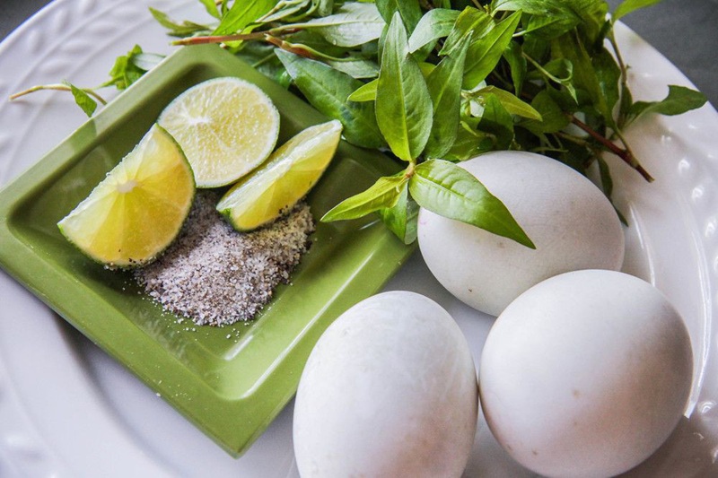 Các món biến tấu như trứng vịt lộn xào me làm tăng đáng kể lượng calo nạp vào cơ thể.