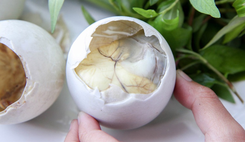 Thưởng thức trứng vịt lộn luộc kèm rau răm và gừng vào bữa sáng giúp giữ dáng hiệu quả.