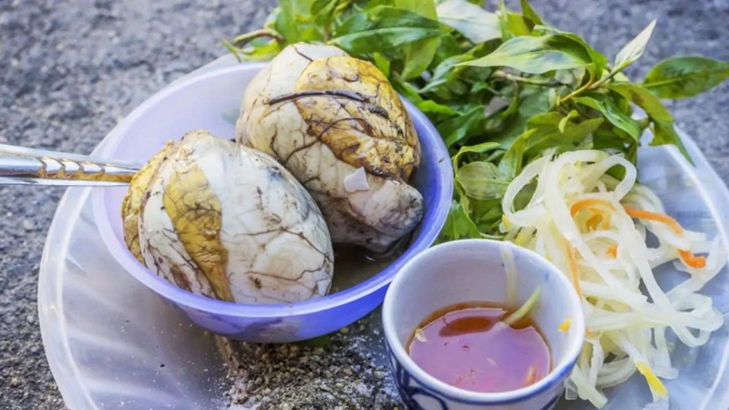 Người có bệnh lý nền về tim mạch, huyết áp cao cần hạn chế ăn hột vịt lộn.