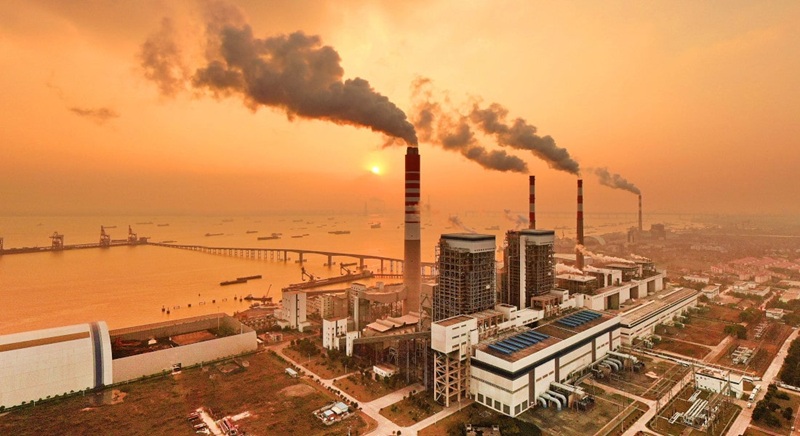 Khí thải CO2 từ các nhà máy công nghiệp và nhiên liệu hóa thạch là nguyên nhân chính gây nóng lên toàn cầu.