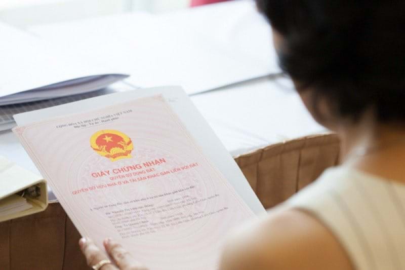 Nộp hồ sơ sang tên sổ đỏ tại Văn phòng đăng ký đất đai hoặc Bộ phận hành chính công.